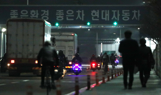 현대자동차 울산공장의 일부 생산라인이 가동을 재개한 울산시 북구 현대차 명촌정문으로 직원들이 출근하고 있다.  연합뉴스